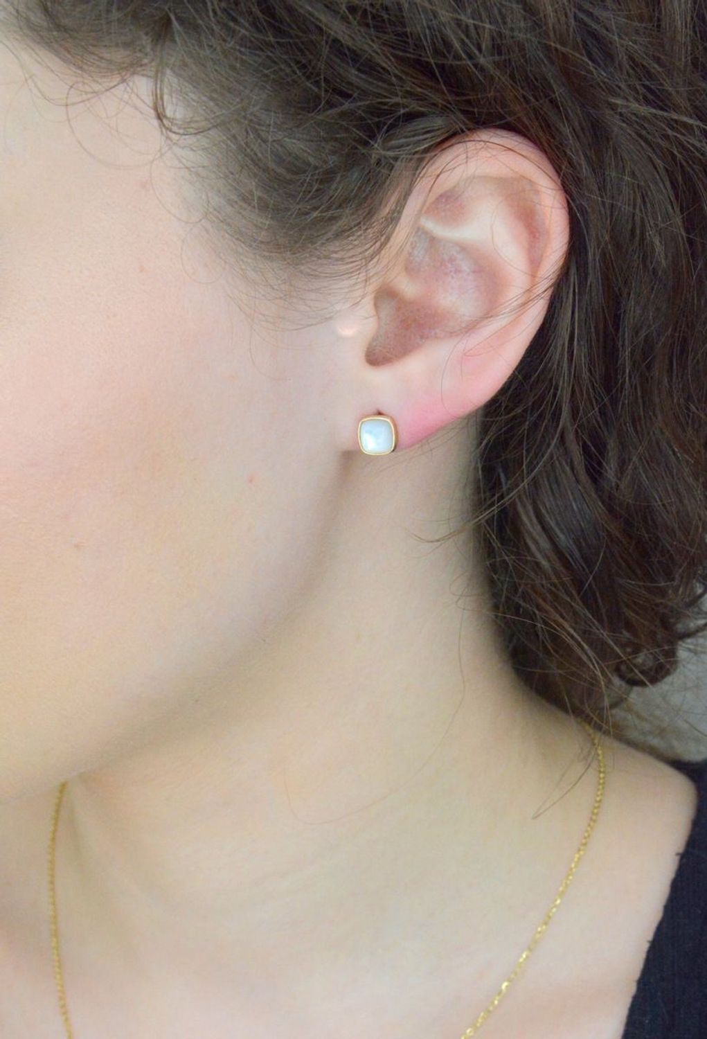 Kolczyki złote z masą perłową, wkrętki próba 585 OR AG 962A. Kolczyki złote masa perłowa. Kolczyki złote delikatne wkrętki. Kolczyki ze złota na prezent dla kobiety. Kolczyki białe.1.jpg